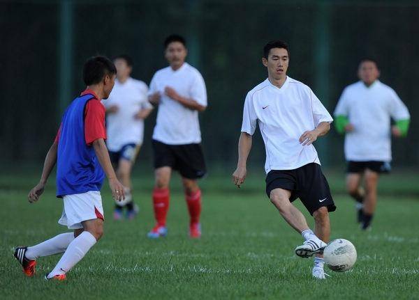 开云体育app-足球比赛现场飞来橄榄枝，球员手忙脚乱